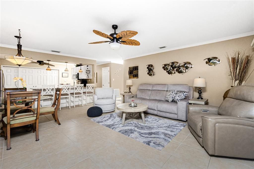 待售: $295,000 (2 贝兹, 2 浴室, 1412 平方英尺)