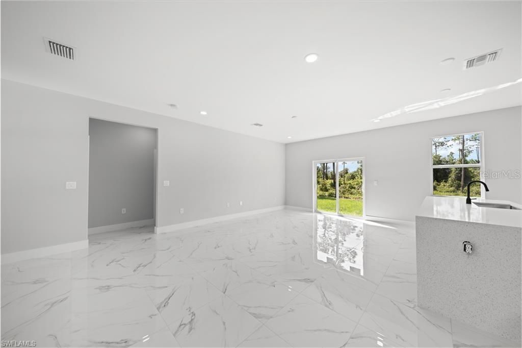 Activo con contrato: $279,900 (3 camas, 2 baños, 1358 Pies cuadrados)
