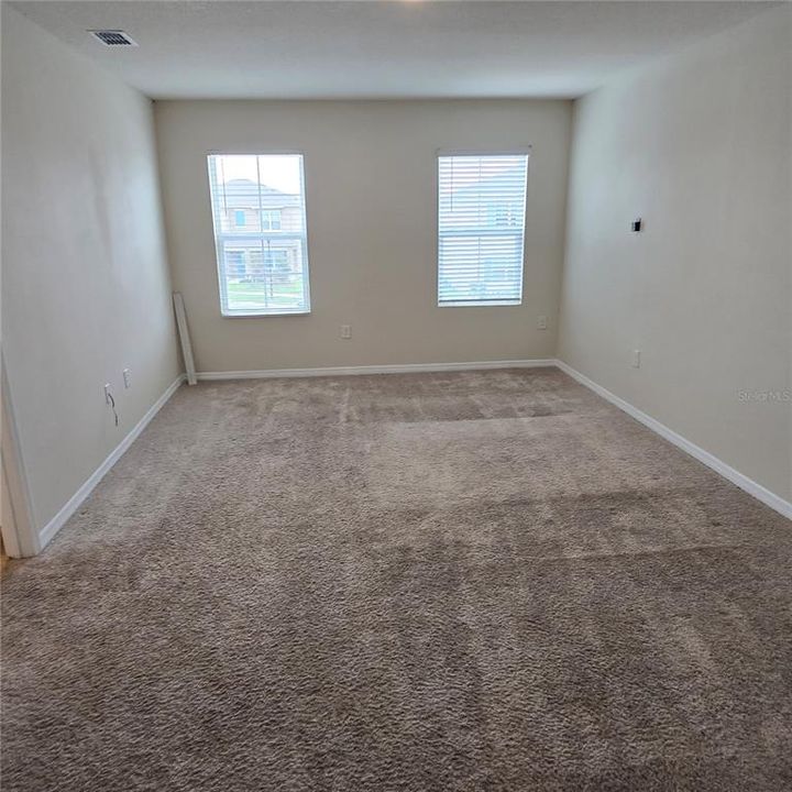 Activo con contrato: $329,000 (5 camas, 3 baños, 2616 Pies cuadrados)