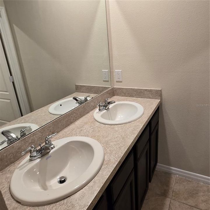 Activo con contrato: $329,000 (5 camas, 3 baños, 2616 Pies cuadrados)