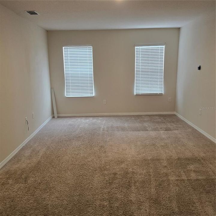 Activo con contrato: $329,000 (5 camas, 3 baños, 2616 Pies cuadrados)