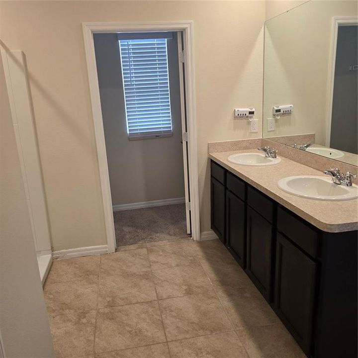 Activo con contrato: $329,000 (5 camas, 3 baños, 2616 Pies cuadrados)