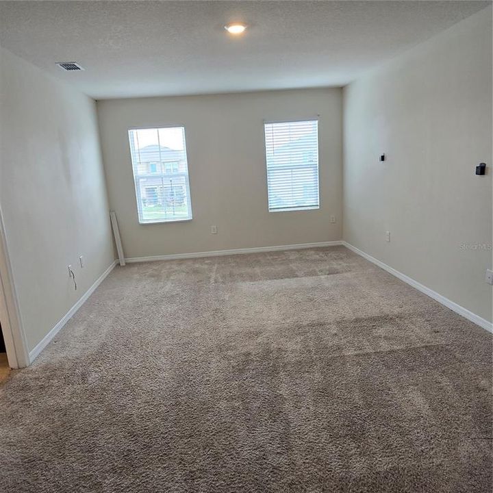 Activo con contrato: $329,000 (5 camas, 3 baños, 2616 Pies cuadrados)
