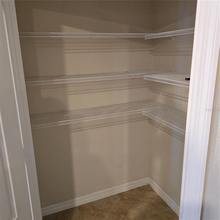 Activo con contrato: $329,000 (5 camas, 3 baños, 2616 Pies cuadrados)