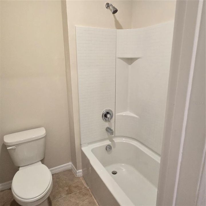 Activo con contrato: $329,000 (5 camas, 3 baños, 2616 Pies cuadrados)