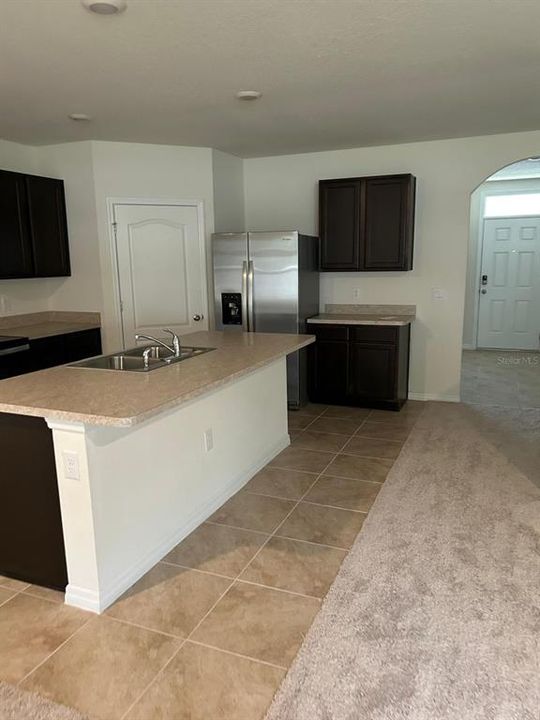 Activo con contrato: $329,000 (5 camas, 3 baños, 2616 Pies cuadrados)