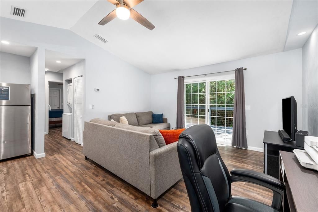 待售: $499,900 (2 贝兹, 2 浴室, 818 平方英尺)