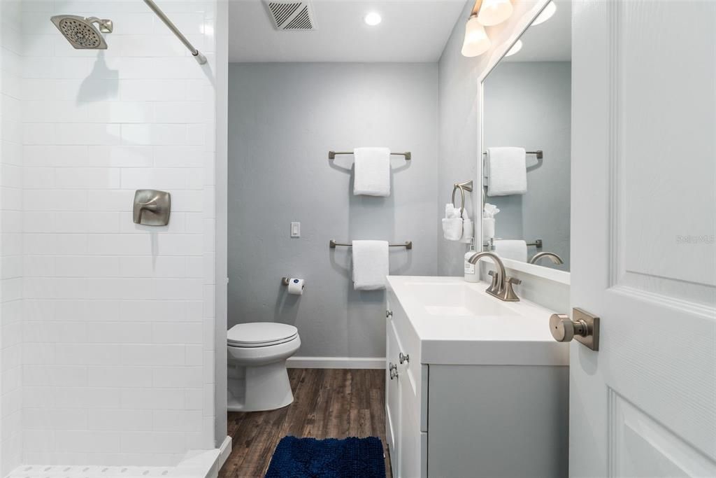 待售: $499,900 (2 贝兹, 2 浴室, 818 平方英尺)