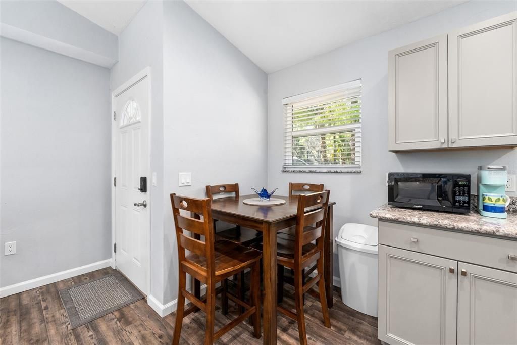 待售: $499,900 (2 贝兹, 2 浴室, 818 平方英尺)