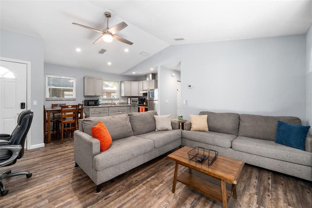 待售: $499,900 (2 贝兹, 2 浴室, 818 平方英尺)