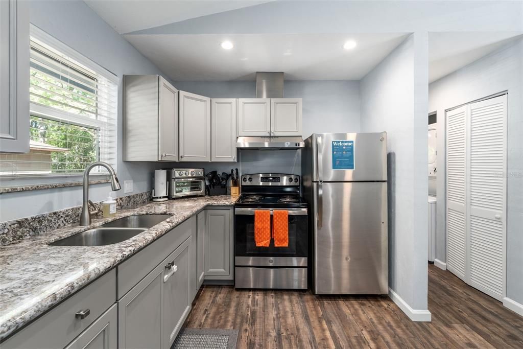 待售: $499,900 (2 贝兹, 2 浴室, 818 平方英尺)