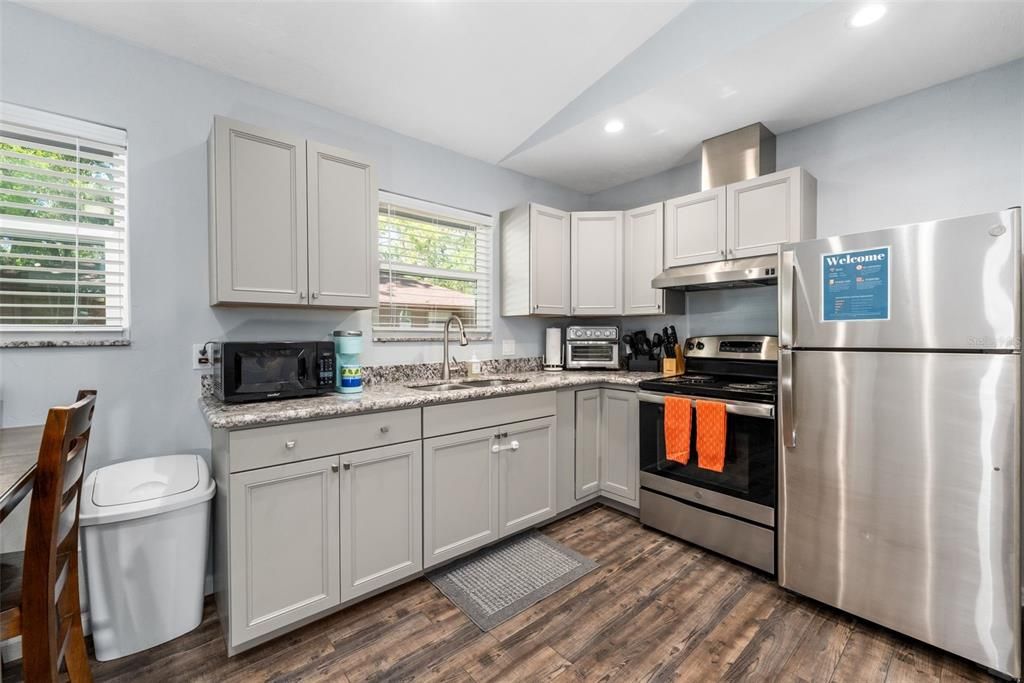 待售: $499,900 (2 贝兹, 2 浴室, 818 平方英尺)