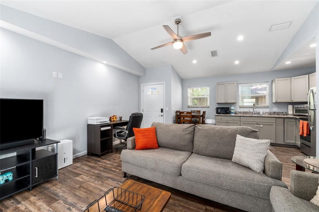 待售: $499,900 (2 贝兹, 2 浴室, 818 平方英尺)