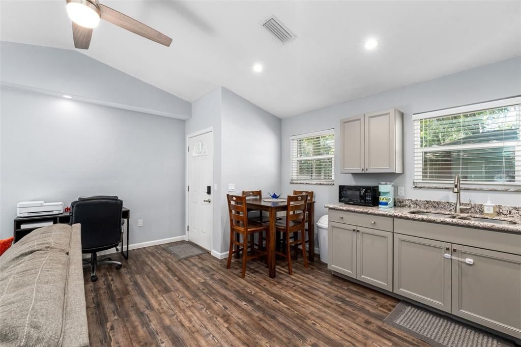 待售: $499,900 (2 贝兹, 2 浴室, 818 平方英尺)