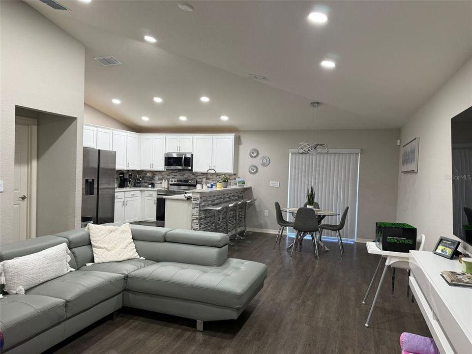 For Rent: $2,100 (3 beds, 2 baths, 1302 Square Feet)