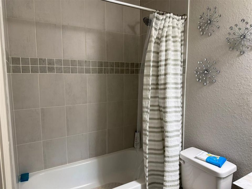 For Rent: $2,100 (3 beds, 2 baths, 1302 Square Feet)