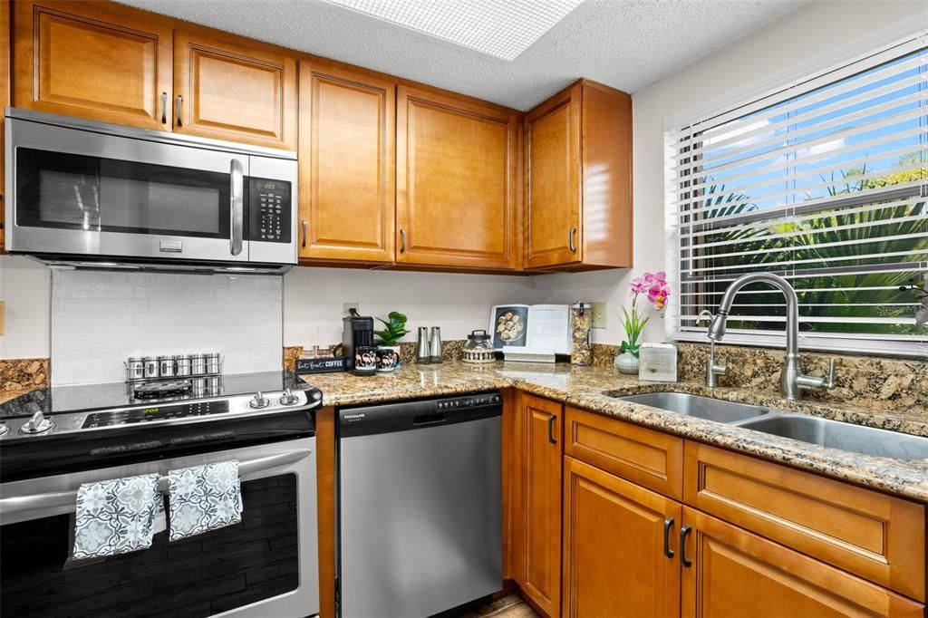 На продажу: $299,000 (3 спален, 2 ванн, 1385 Квадратных фут)