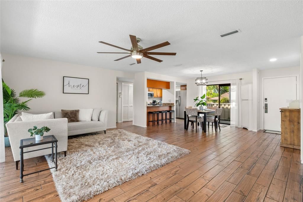 На продажу: $299,000 (3 спален, 2 ванн, 1385 Квадратных фут)