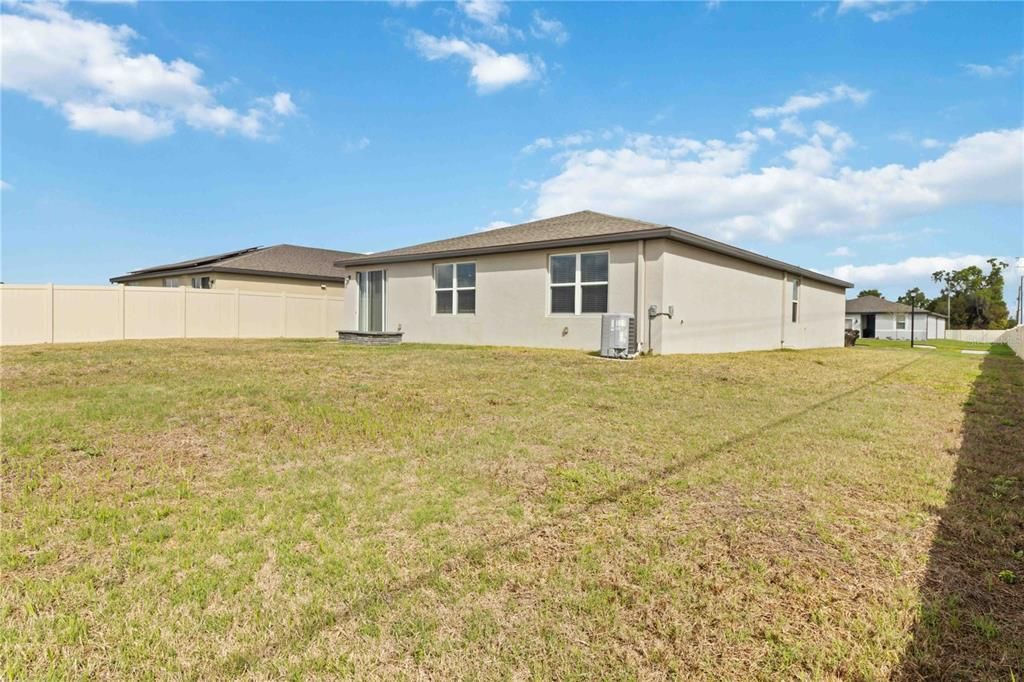 Activo con contrato: $335,000 (4 camas, 2 baños, 1823 Pies cuadrados)