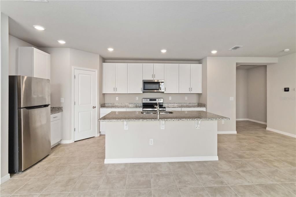 Activo con contrato: $335,000 (4 camas, 2 baños, 1823 Pies cuadrados)