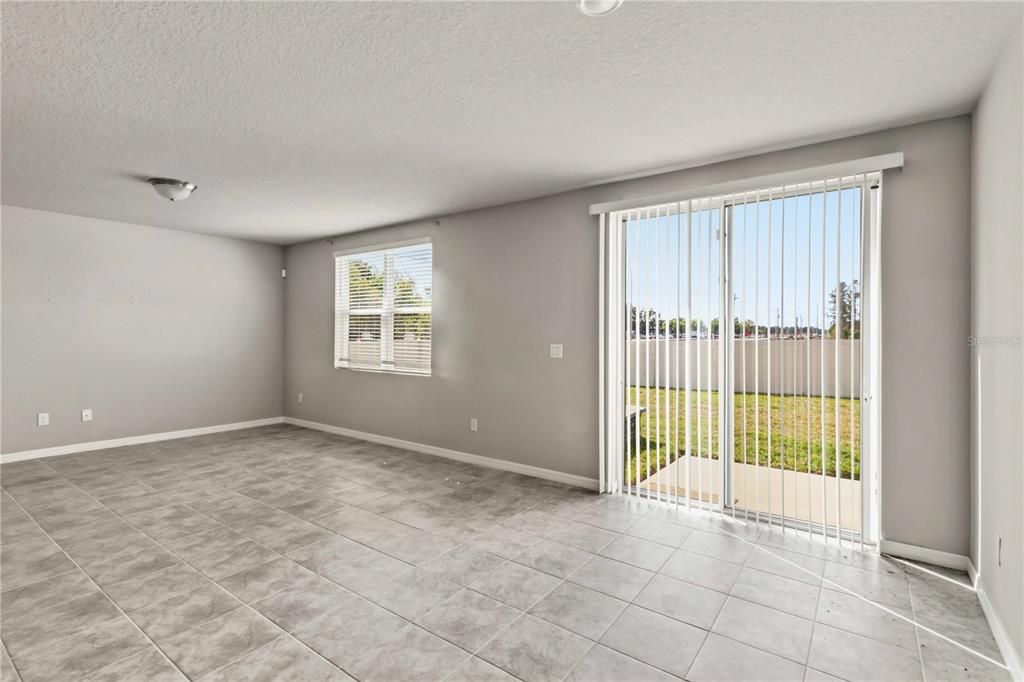 Activo con contrato: $335,000 (4 camas, 2 baños, 1823 Pies cuadrados)