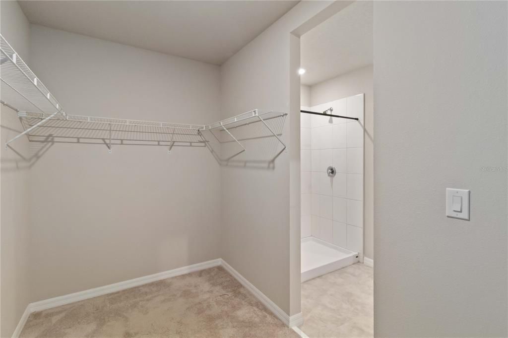 Activo con contrato: $335,000 (4 camas, 2 baños, 1823 Pies cuadrados)