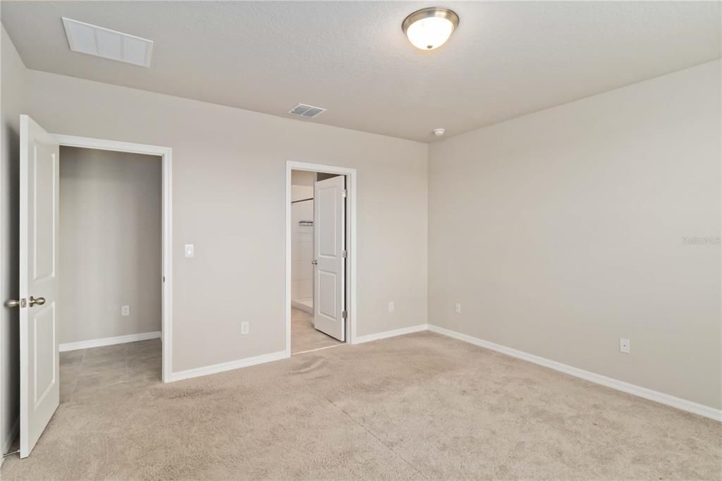 Activo con contrato: $335,000 (4 camas, 2 baños, 1823 Pies cuadrados)