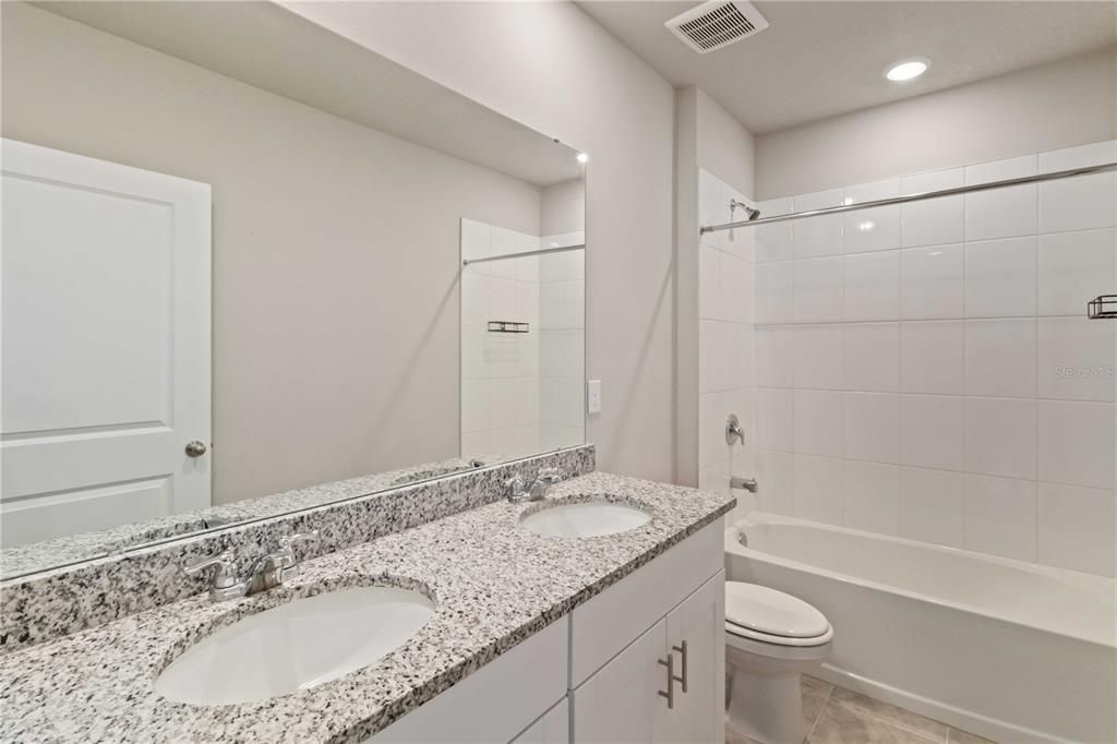 Activo con contrato: $335,000 (4 camas, 2 baños, 1823 Pies cuadrados)