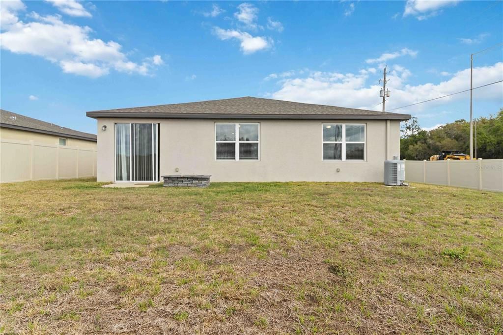 Activo con contrato: $335,000 (4 camas, 2 baños, 1823 Pies cuadrados)