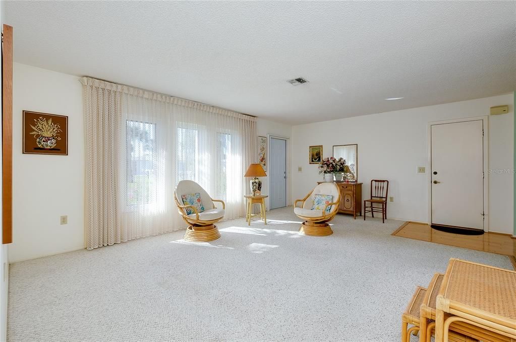 Под контрактом: $174,500 (2 спален, 2 ванн, 1121 Квадратных фут)