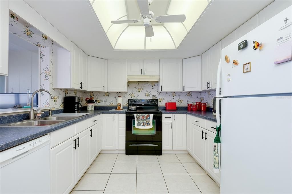 Под контрактом: $174,500 (2 спален, 2 ванн, 1121 Квадратных фут)