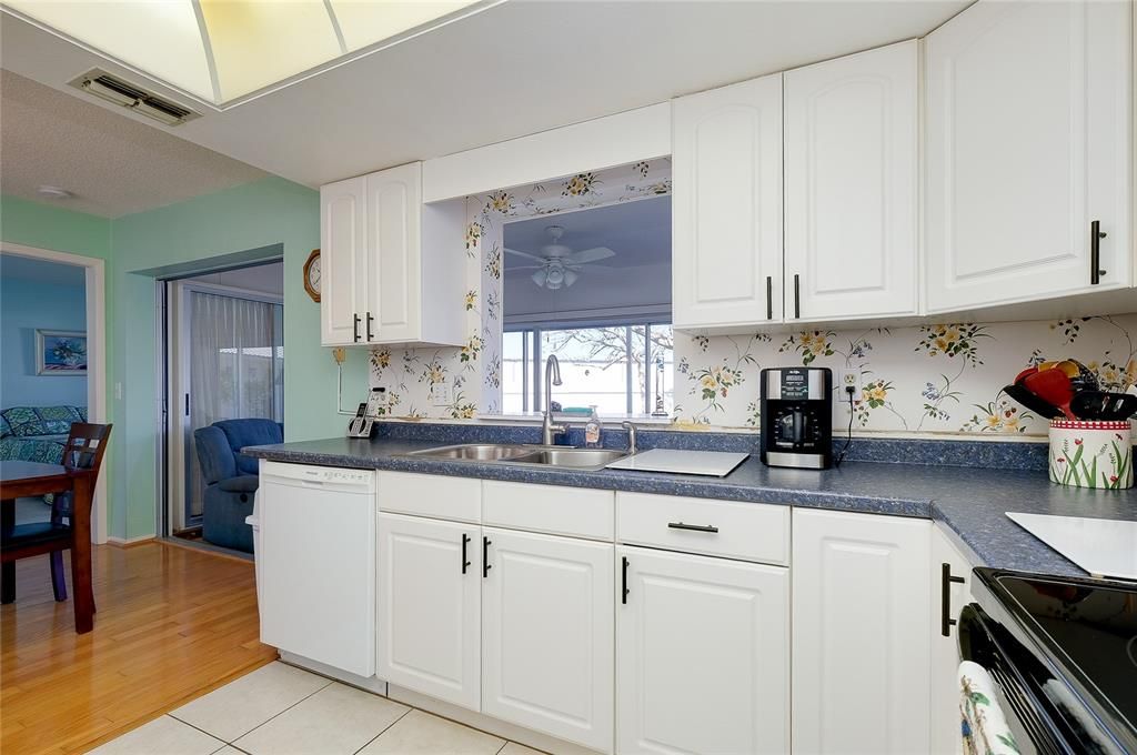 Под контрактом: $174,500 (2 спален, 2 ванн, 1121 Квадратных фут)