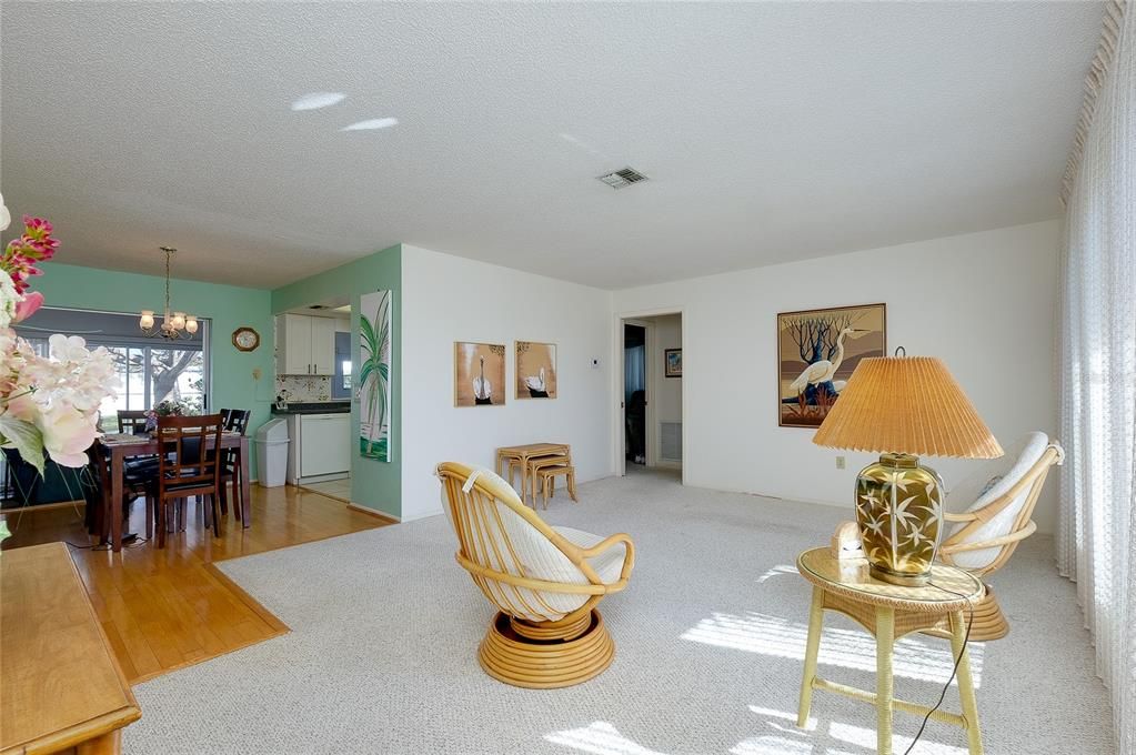 Под контрактом: $174,500 (2 спален, 2 ванн, 1121 Квадратных фут)