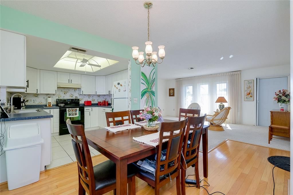 Под контрактом: $174,500 (2 спален, 2 ванн, 1121 Квадратных фут)