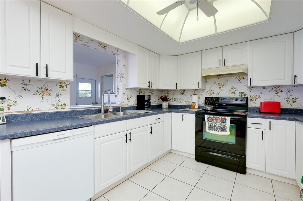 Под контрактом: $174,500 (2 спален, 2 ванн, 1121 Квадратных фут)