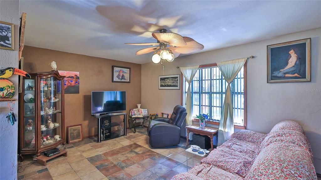 For Sale: $254,900 (4 beds, 1 baths, 1292 Square Feet)