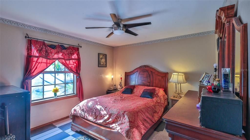 For Sale: $254,900 (4 beds, 1 baths, 1292 Square Feet)
