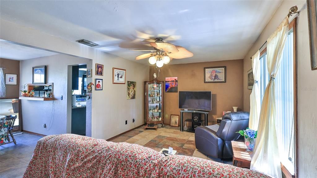 For Sale: $254,900 (4 beds, 1 baths, 1292 Square Feet)