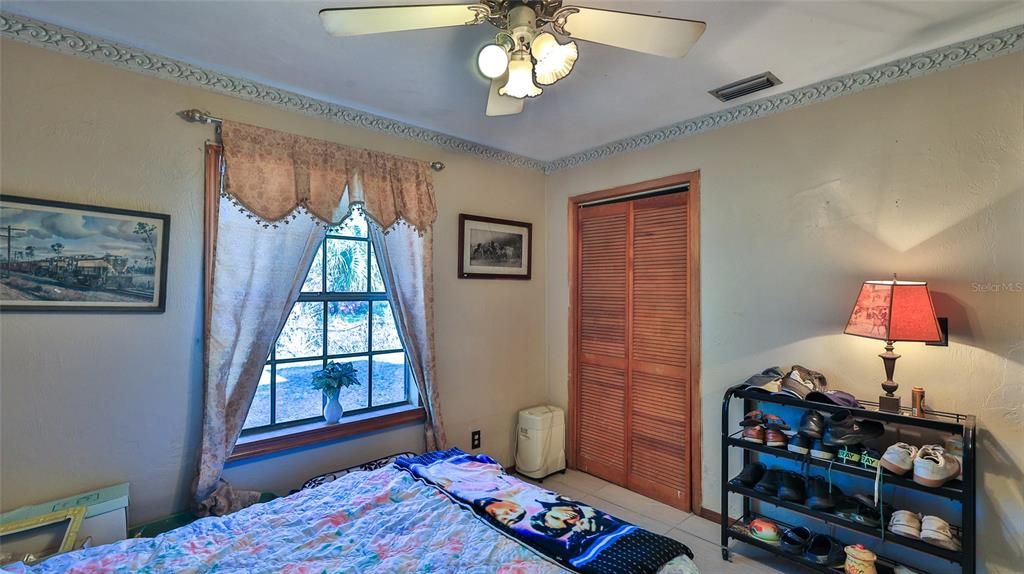 For Sale: $254,900 (4 beds, 1 baths, 1292 Square Feet)