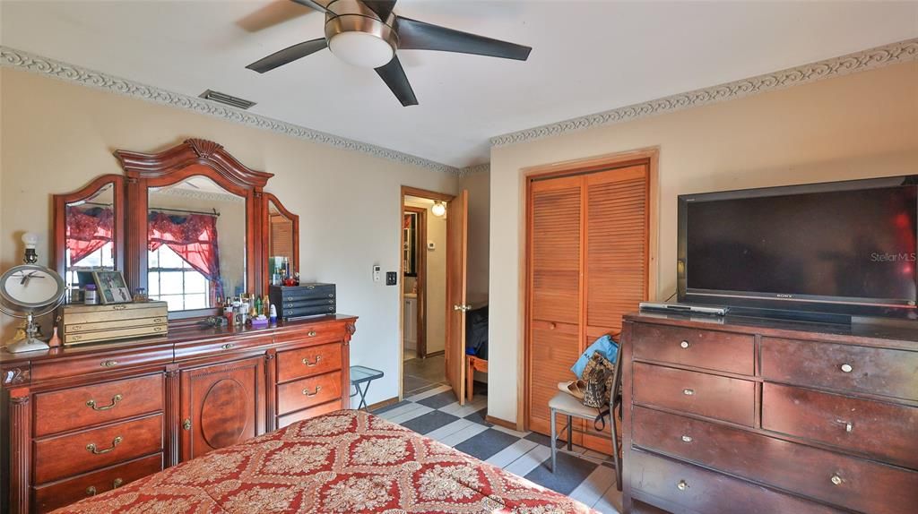 For Sale: $254,900 (4 beds, 1 baths, 1292 Square Feet)