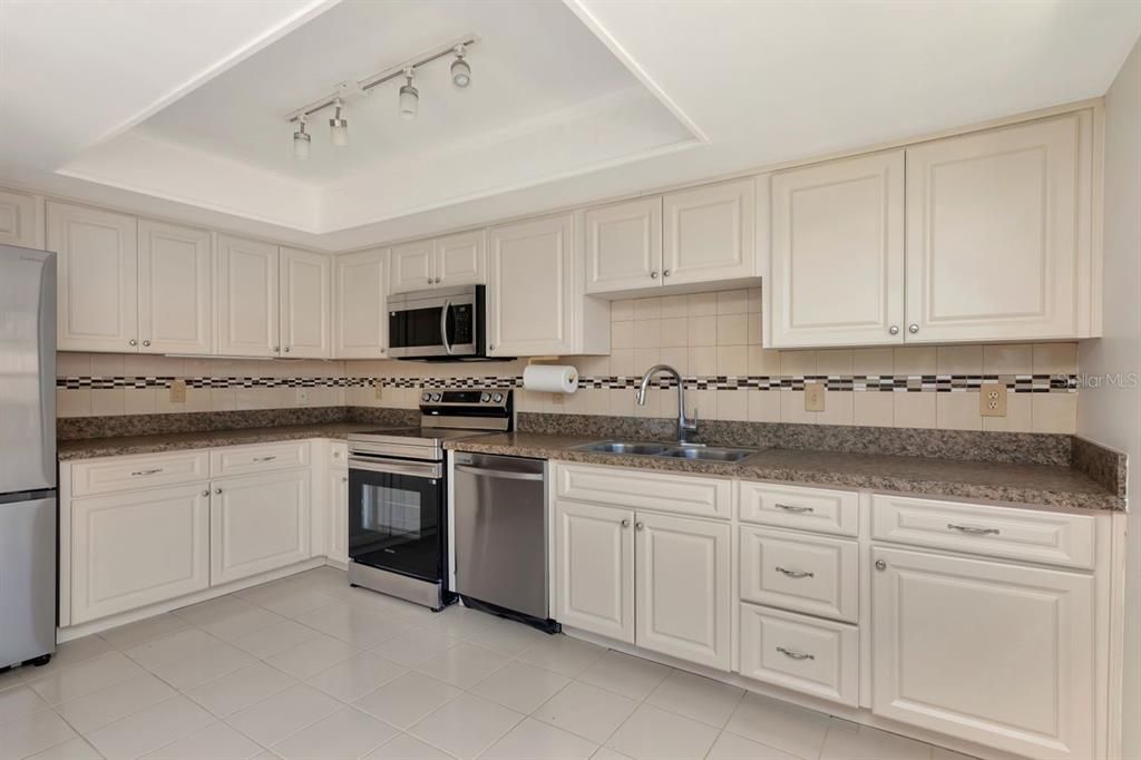 For Sale: $249,000 (2 beds, 2 baths, 1380 Square Feet)