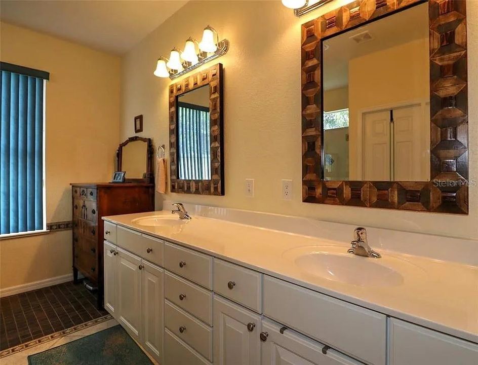 For Sale: $489,000 (3 beds, 2 baths, 2806 Square Feet)