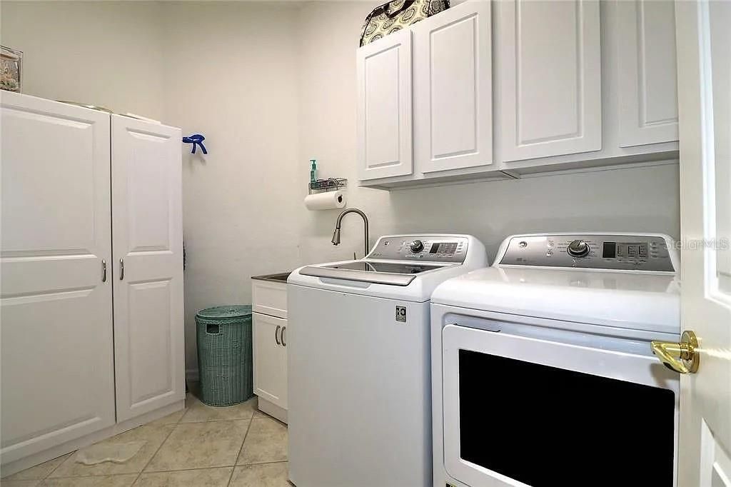 For Sale: $489,000 (3 beds, 2 baths, 2806 Square Feet)