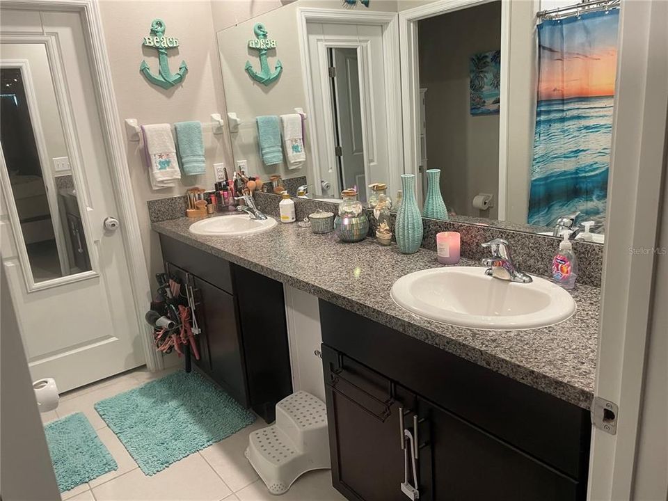 For Sale: $399,900 (5 beds, 2 baths, 2505 Square Feet)