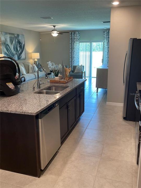 For Sale: $399,900 (5 beds, 2 baths, 2505 Square Feet)