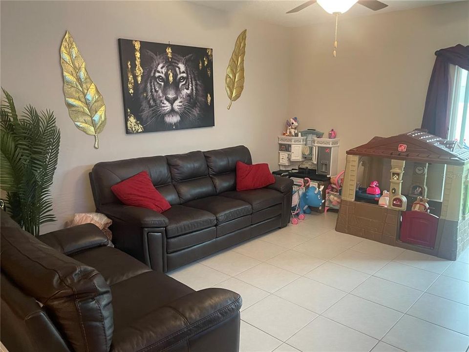For Sale: $399,900 (5 beds, 2 baths, 2505 Square Feet)