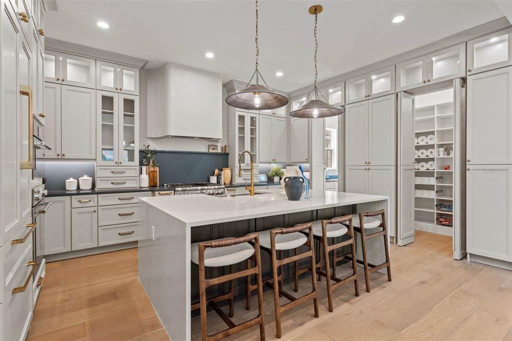 For Sale: $3,500,000 (5 beds, 6 baths, 6241 Square Feet)