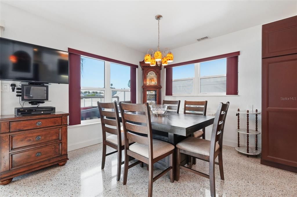 Activo con contrato: $935,000 (3 camas, 3 baños, 1748 Pies cuadrados)