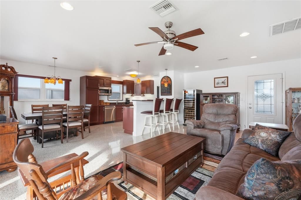 Activo con contrato: $935,000 (3 camas, 3 baños, 1748 Pies cuadrados)