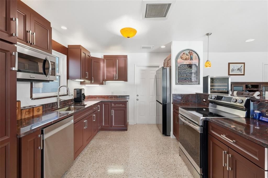 Activo con contrato: $935,000 (3 camas, 3 baños, 1748 Pies cuadrados)